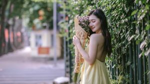 XVG No.1: Vietnamese Muse Blooms Beside a Colorful Flower Cart Elegance on City Streets [1000019847.jpg]-2