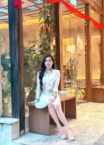 VGU No.15: Discover the Elegant Style of a Charming Woman in a Sophisticated Setting-1