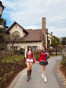 Huyen Baby Creates a Stir: Flat Waist and Glamorous Chic Style Captivate Every Gaze-2