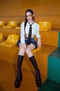 Huyen Baby Creates a Stir: Flat Waist and Glamorous Chic Style Captivate Every Gaze-5