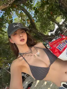 Hot Girl Yuju's Bold Transformation: Korean Muse Dares with Bikini Look-2