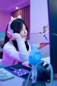 Coser yuuhui: "Accidental" Livestream Part1 | Captivating Gaming Streamer Moment.-10