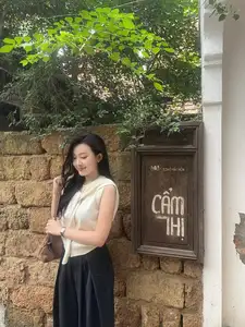 VGU No.194 Elegant Beauty of a Long-Haired Girl in a Rustic Cafe Setting-4