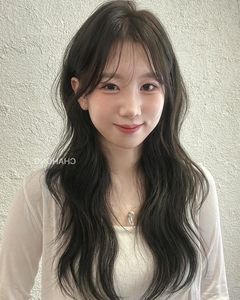 French Bangs Hairstyle Flaw Concealing Enhances Beautiful Girls Elegant Charm-19