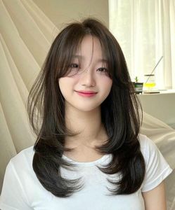 French Bangs Hairstyle Flaw Concealing Enhances Beautiful Girls Elegant Charm-0