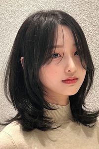 French Bangs Hairstyle Flaw Concealing Enhances Beautiful Girls Elegant Charm-4