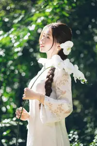 Charming Young Woman in White Lace & Orchids: Radiant Natural Beauty Amidst Greenery 1000026906-2