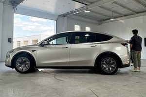 First Look: Tesla Model Y L 2025 in China – Featuring 3 Rows and Advanced EV Tech-5