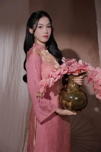 Elegant Vietnamese Volleyball Star Nguyen Thi Phuong Celebrates Lunar New Year in Stunning Traditional Ao Dai Fashion-6