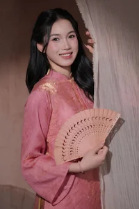 Elegant Vietnamese Volleyball Star Nguyen Thi Phuong Celebrates Lunar New Year in Stunning Traditional Ao Dai Fashion-1