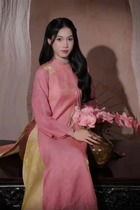 Elegant Vietnamese Volleyball Star Nguyen Thi Phuong Celebrates Lunar New Year in Stunning Traditional Ao Dai Fashion-0