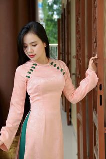 Traditional Vietnamese Silk Ao Dai Portrait: Elegant Asian Beauty - Gentle Woman Wallpaper HD-3