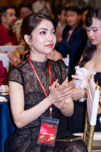 Stunning Beauty Transformation of Da Nang Influencer Nhat Le: Latest Trendy Looks and Modern Fashion Inspiration-3