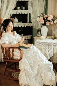 Timeless Grace: Discover Xuan Xuan’s Retro Portraits in a Captivating Oil Painting Aesthetic-12