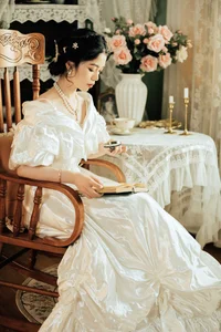 Timeless Grace: Discover Xuan Xuan’s Retro Portraits in a Captivating Oil Painting Aesthetic-19