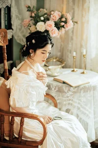 Timeless Grace: Discover Xuan Xuan’s Retro Portraits in a Captivating Oil Painting Aesthetic-9