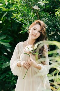 Muse in the Green: Captivating Artistic Portrait of Natural Beauty 1000019760-2