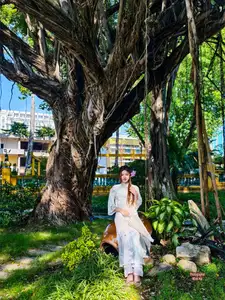 Graceful Ao Dai: Explore the Timeless Traditional Beauty of a Vietnamese Girl with an Elegant Parasol in a Lush Garden Setting-7