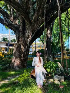 Graceful Ao Dai: Explore the Timeless Traditional Beauty of a Vietnamese Girl with an Elegant Parasol in a Lush Garden Setting-8