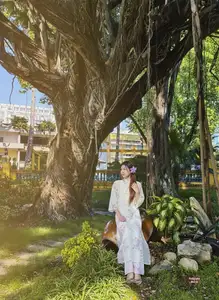 Graceful Ao Dai: Explore the Timeless Traditional Beauty of a Vietnamese Girl with an Elegant Parasol in a Lush Garden Setting-9