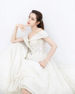 Santorini Dream: Dilraba Dilmurat’s Ethereal Bridal Shoot and the Art of Self-Love-2