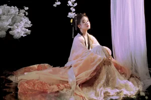 Ethereal Garden Portrait Photography: Art Language Vol.9116 Featuring Model Zhi on a Floral Swing – Aesthetic Outdoor Photoshoot Inspiration-8