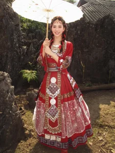 Miss Vietnam Tran Tieu Vy shines in traditional ethnic attire amidst the majestic mountains-4