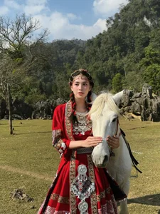 Miss Vietnam Tran Tieu Vy shines in traditional ethnic attire amidst the majestic mountains-7
