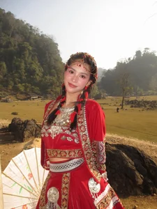 Miss Vietnam Tran Tieu Vy shines in traditional ethnic attire amidst the majestic mountains-3