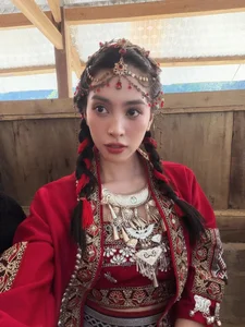 Miss Vietnam Tran Tieu Vy shines in traditional ethnic attire amidst the majestic mountains-5