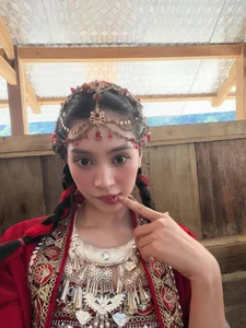 Miss Vietnam Tran Tieu Vy shines in traditional ethnic attire amidst the majestic mountains-9