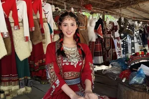Miss Vietnam Tran Tieu Vy shines in traditional ethnic attire amidst the majestic mountains-0