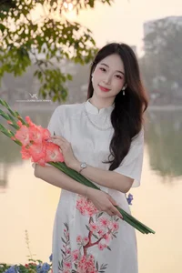 Timeless Elegance of Vietnamese Ao Dai by the Lake-2