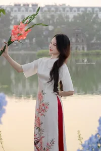 Timeless Elegance of Vietnamese Ao Dai by the Lake-1