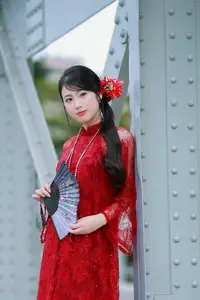 Graceful Red Ao Dai: A Timeless Blend of Vietnamese Tradition and Modernity.-1