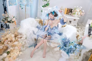 Coser Jiu Qi Miao - Cheshire Ice/Snow: Enchanting Frozen Beauty in Ethereal Blue Cosplay-6