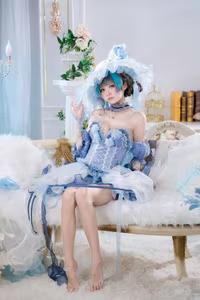 Coser Jiu Qi Miao - Cheshire Ice/Snow: Enchanting Frozen Beauty in Ethereal Blue Cosplay-17