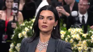 Asian Beauty Shines on Red Carpet: Unique Style Leading 2025 Trends-9