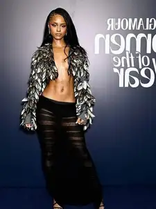 Asian Beauty Shines on Red Carpet: Unique Style Leading 2025 Trends-4