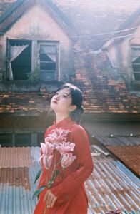 Vintage Ao Dai Beauty: Elegant Vietnamese Woman with Flowers in a Nostalgic Setting-3