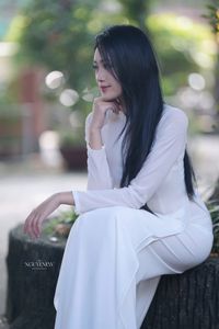 Elegant Vietnamese Girl in Traditional White Ao Dai - Timeless Beauty-2