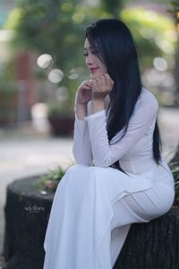 Elegant Vietnamese Girl in Traditional White Ao Dai - Timeless Beauty-4