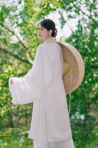 The Elegant Beauty of Vietnamese Women in Traditional Attire, A Symbol of Enduring Culture-15