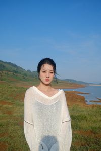 Tue Nhu flaunts stunning post-baby figure confidently by the sea-8