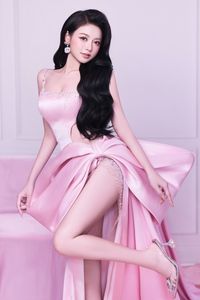 Hot Girl Celebrates Sweet Birthday, Flaunts Glamorous Long Legs in Pink Dress-6