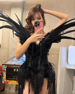 Lisa of Blackpink stuns with bold hippie curls at an international fashion event-4