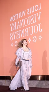 Lisa of Blackpink stuns with bold hippie curls at an international fashion event-7