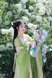 Ethereal Garden Muse: Xiao Bing Gan in YiTuYu Vol.8856-18