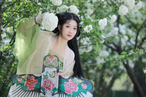 Ethereal Garden Muse: Xiao Bing Gan in YiTuYu Vol.8856-14