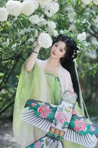 Ethereal Garden Muse: Xiao Bing Gan in YiTuYu Vol.8856-7